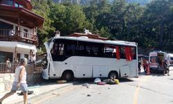 Freni boşalan tur otobüsü dehşet saçtı: Çok sayıda yaralı var