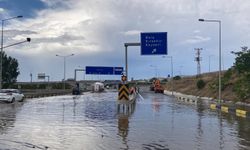 Ankara-Konya karayolu sağanak yağış sonrası ulaşıma kapandı