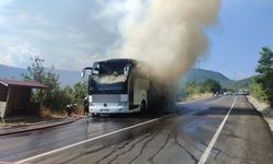 Seyir halindeki yolcu otobüsü alev alev yandı! Yolcular canını zor kurtardı