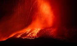 Etna Yanardağı yeniden kül ve lav püskürttü