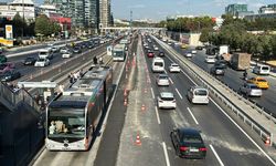 İstanbul'da trafiğe metrobüs engeli!