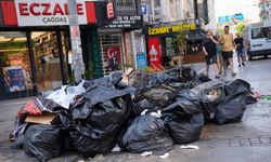 İzmir'de belediye çalışanları iş bıraktı: Kent merkezinde çöp yığınları oluştu!