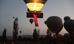 Kapadokya'da balonlar Türk bayraklarıyla uçtu