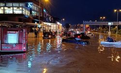 Karabük'te yollar göle döndü! Araçlar mahsur kaldı