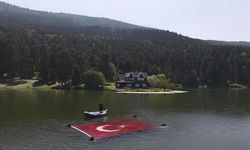 JAK timi Gölcük Tabiat Parkı'nda bulunan gölde Türk bayrağı açtı