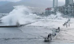 İzmir'de deniz ulaşımına fırtına engeli