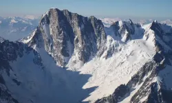 Mont Blanc Dağı'nda buz kütlesi düştü! Dağcılar altında kaldı