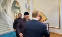 Putin kendisine hediye edilen Kuran-ı Kerim’i öptü