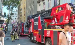 Fatih'te otel yangını çıktı! Müşteriler tahliye ediliyor