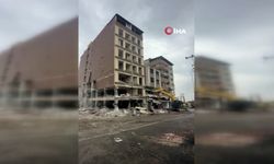 Hatay’da 8 katlı bina iş makinesinin dokunuşuyla yerle bir oldu