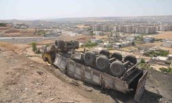 Şırnak-Cizre karayolunda tır şarampole devrildi