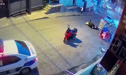 Ehliyetsiz motorcu polisi ezdi! Dehşet anları kameraya yansıdı!