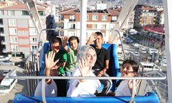 Bakan Göktaş, yetim depremzede çocuklarla lunaparkta eğlendi