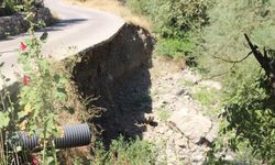 Akarsu toprağı aşındırdı, köy yolu havada kaldı