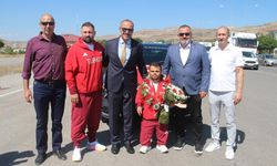 Tarihe geçen milli sporcu Abdullah Kayapınar halaylarla karşılandı