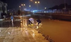 Çorum'da sağanak yağış hayatı felç etti: Yollar dereye döndü, ev ve iş yerlerini su bastı!