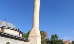 Cami minaresine yıldırım düştü