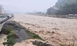 Artvin’de sağanak yağış sel ve taşkınlara yol açtı, bir kadın tarlada mahsur kaldı