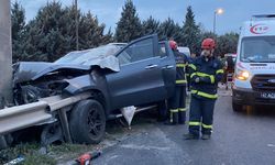 Kontrolden çıkan pikap bariyere saplandı! Sürücü kurtarılamadı...