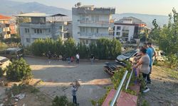 Yoldan çıkan otomobil apartman bahçesine uçtu