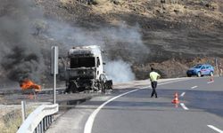 Erzincan’da seyir halindeki TIR alev alev yandı