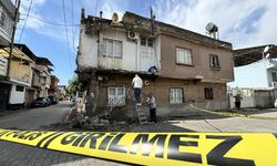 Adana'da fırtına  evin damı ve balkonu yıktı