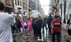 Taksim Meydanı’nda yağmur vatandaşlara zor anlar yaşattı