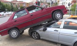 Ankara’da ilginç kaza! Vurduğu aracın üstünde asılı kaldı