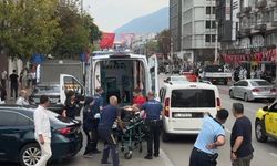 Bursa'da cadde üzerinde defalarca kendini bakın nasıl bıçakladı