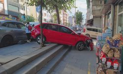 Sultangazi'de faciadan dönüldü: Frenle gazı karıştıran sürücü marketin önüne düştü