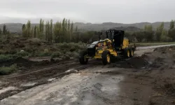 Iğdır'da sel nedeniyle kapanan köy yolları açıldı