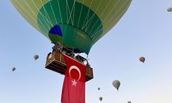 Kapadokya'da balonlara Türk bayrakları asıldı