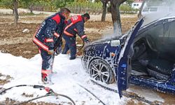 Park halindeki araç aniden alev aldı