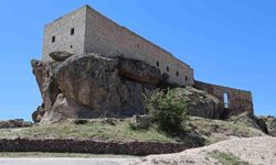 Kaya üzerindeki Yüksek Kilise ziyaretçilerin ilgisini çekiyor