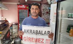 İzmir'de esnaf akrabalarına isyan etti: 'Akrabalar giremez' pankartı astı