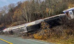 Yamaçtan düşen kaya, tren kazasına neden oldu: 1 ölü 4 yaralı