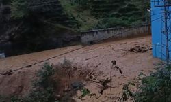 Aşırı yağışlar heyelanı da beraberinde getirdi, mahallelere ulaşım kapandı