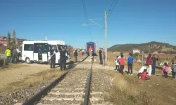 Kütahya Tavşanlı'da öğrenci servisi trenle kaza yaptı