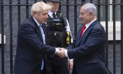 Boris Johnson, Netanyahu'nun ziyaretinden sonra banyosunda dinleme cihazı bulunduğunu belirtti