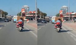 Çocuğunun canını hiçe saydı! Tehlikeli yolculuk saniye saniye kaydedildi