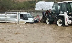 Aşırı yağışta mahsur kalan şoför kurtartıldı