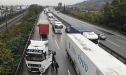 Otoyolda makaslayan tıra yolcu otobüsü böyle çarptı