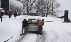 Bert Fırtınası sebebiyle İngiltere'de 4 bin ev elektriksiz kaldı, tren seferleri iptal edildi.