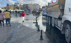 Taksim’i su bastı: Vatandaşlar yürümekte güçlük çekti