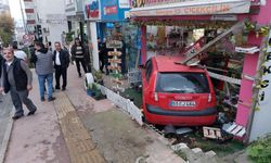 Yoldan çıkan otomobil çiçekçi dükkanına girdi