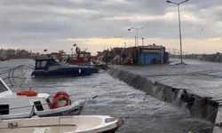 İstanbul'u şiddetli lodos vurdu: Deniz taştı, tekneler zarar gördü