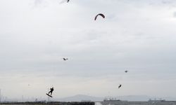 İstanbul'da lodos fırtınası sörfçülere yaradı