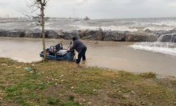 Kadıköy'de lodos dalgaları kıyıya vurdu, yaya yolu sular altında kaldı