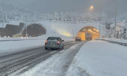 Bolu Dağı Tüneli ulaşıma açıldı: Kar yağışı devam ediyor