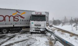 Sivas’ta yoğun kar yağışı zincirleme trafik kazasına neden oldu